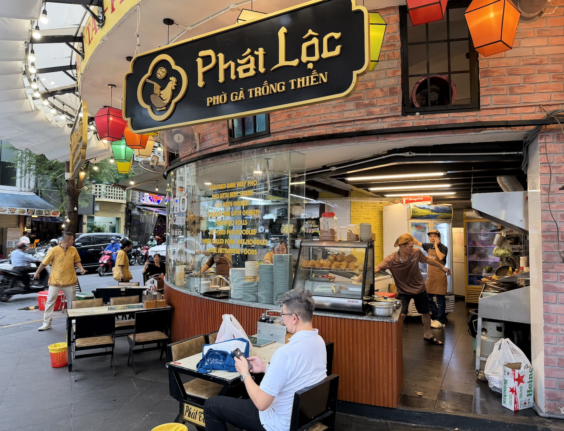 Hàng quán TP.HCM chuyển mình cùng kinh tế đêm - Hình 2