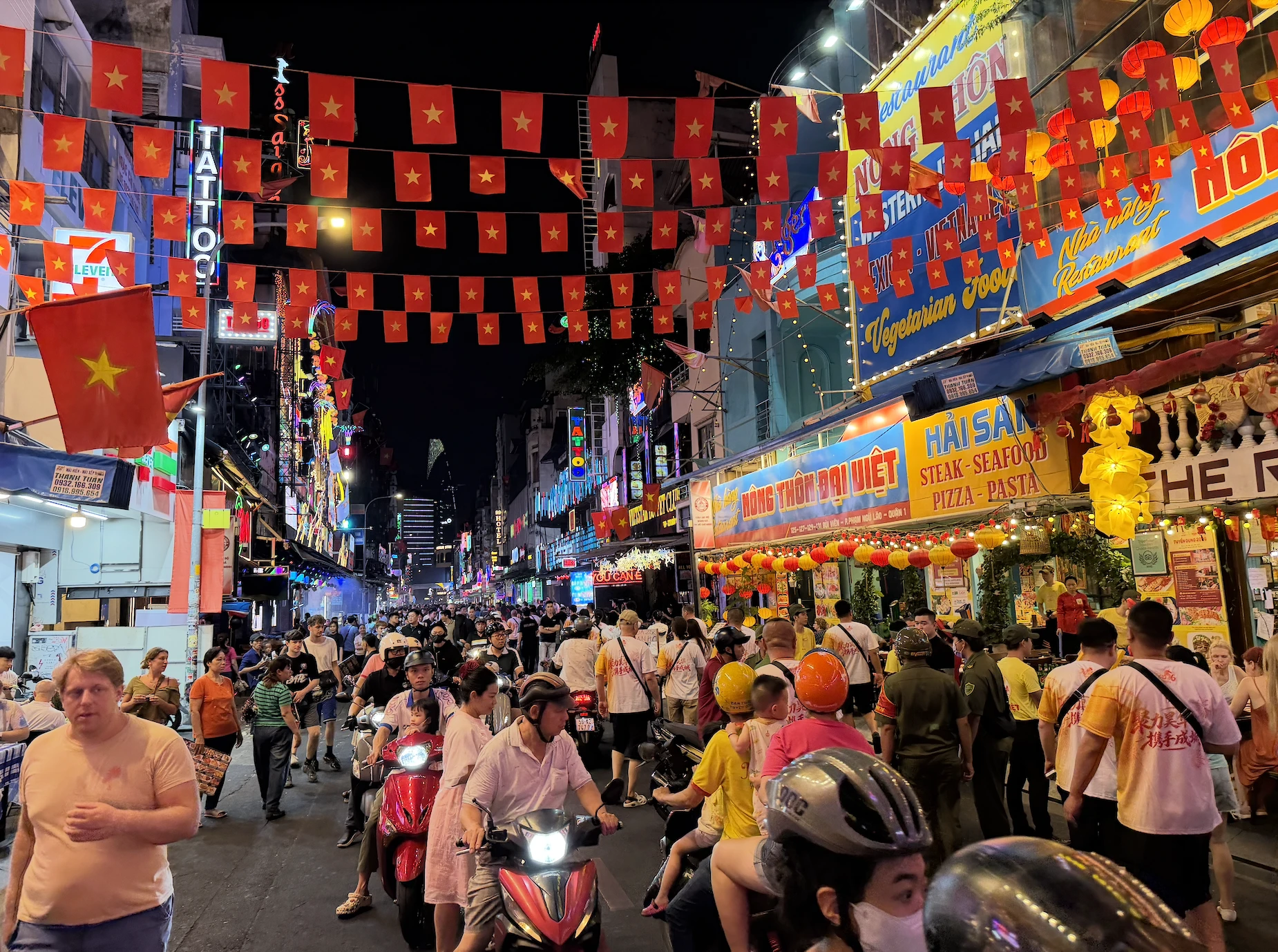 Hàng quán TP.HCM chuyển mình cùng kinh tế đêm - Hình 3