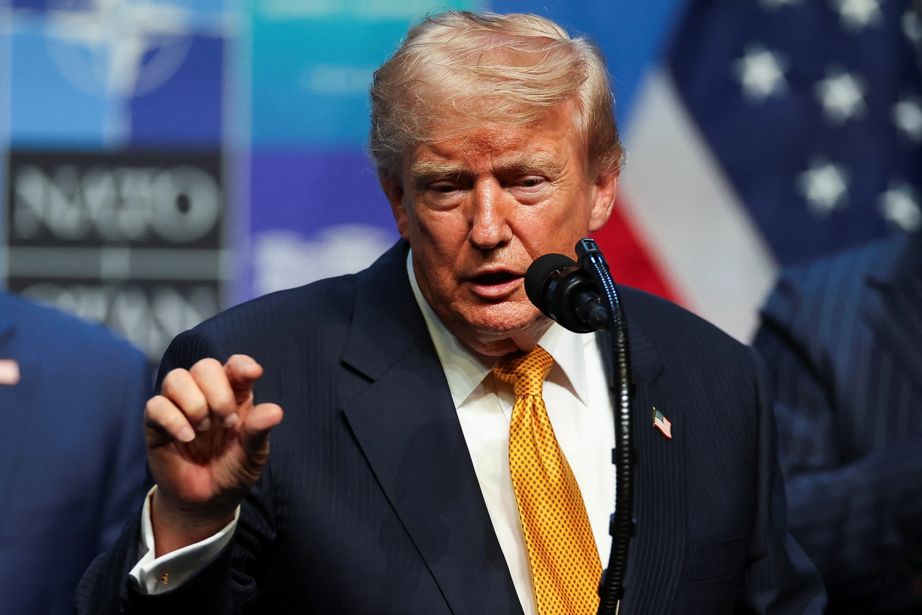 Tổng thống Trump cảnh báo 1.000 tên lửa sẵn sàng khai hỏa vào Iran - Hình 1