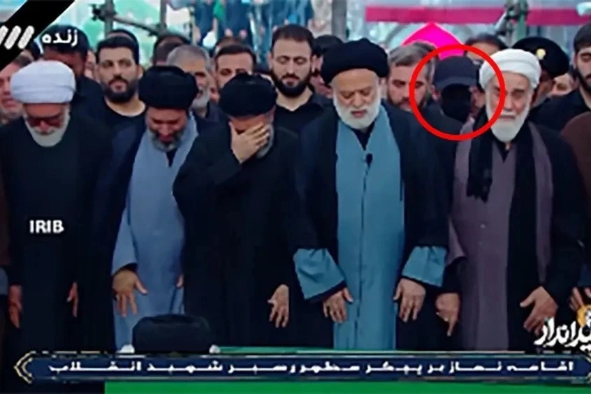 Bí ẩn người đàn ông trùm kín mặt trong lễ tang cố Lãnh tụ Iran - Hình 1