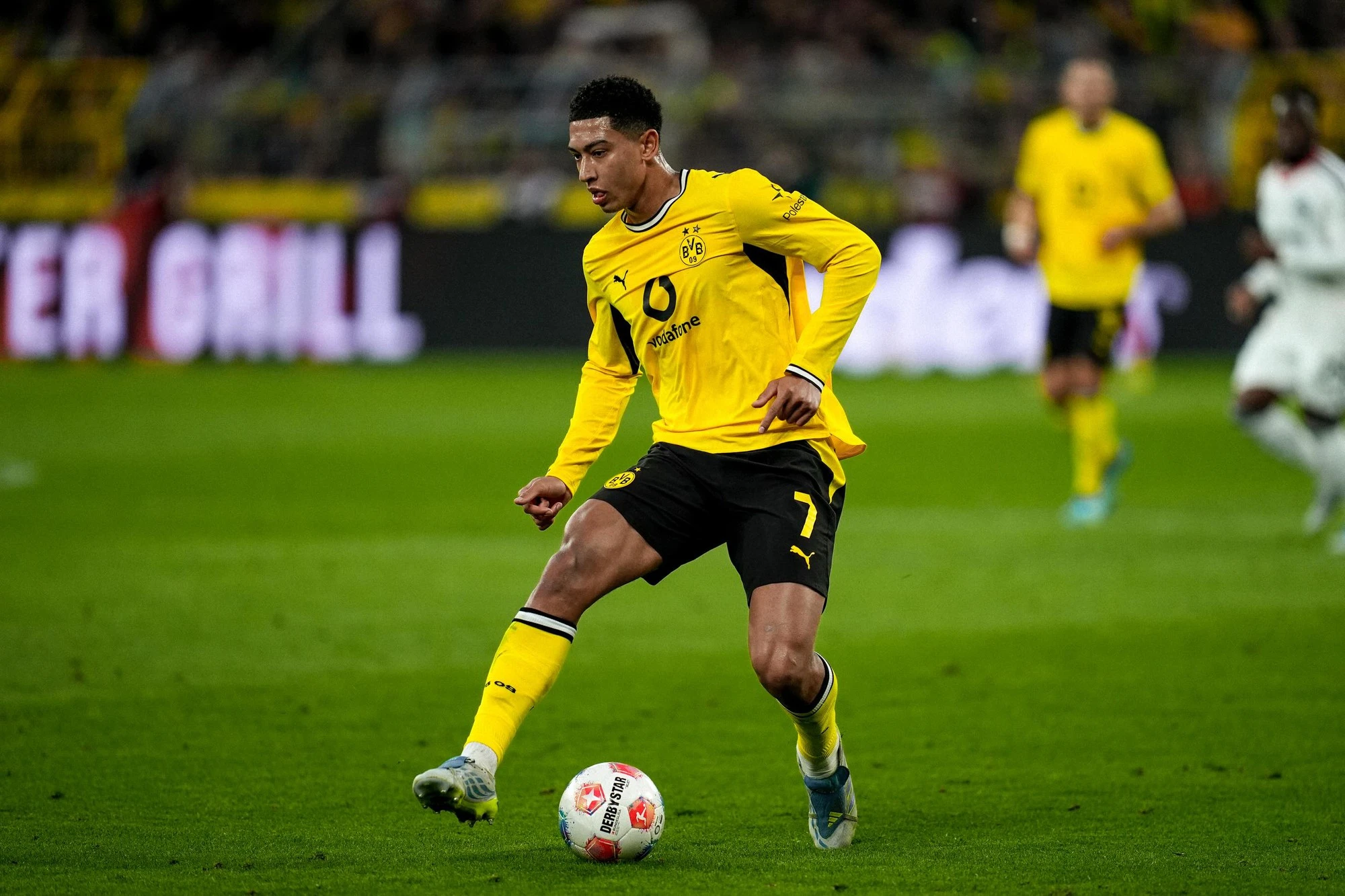 Anh em Bellingham visual điển trai, tài năng xuất chúng: Anh là tiền vệ đỉnh nhất World Cup, em trai 1m91 bùng nổ ở Dortmund - Hình 6
