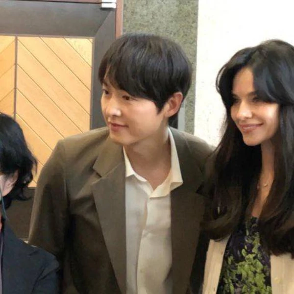 Đang lan truyền tin Song Joong Ki đã ly hôn vợ Tây, giờ mất hết không còn gì? - Hình 1