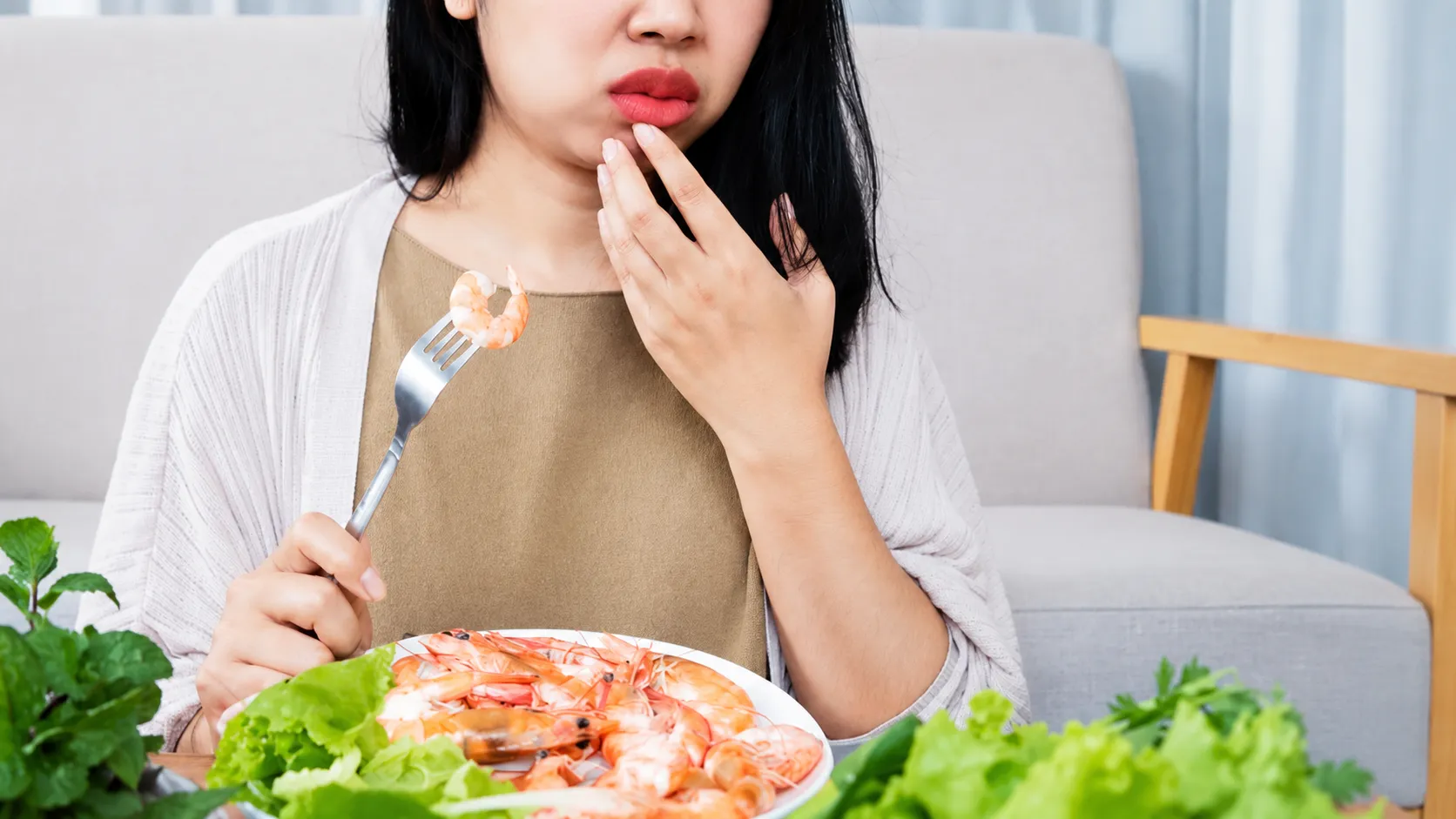 Dị ứng với ngộ độc hải sản không giống nhau: Nhận biết ở dấu hiệu này, đừng để phải trả giá đắt vì xử trí sai - Hình 1