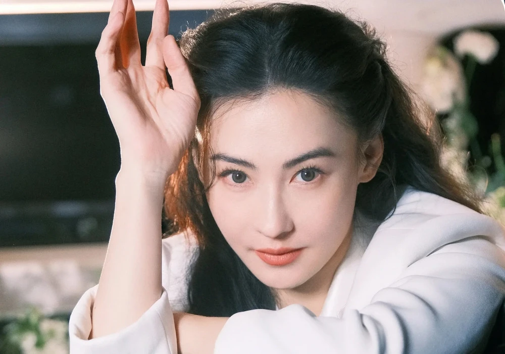 Diễn viên Trương Bá Chi thiếu máu nghiêm trọng, sống kín tiếng sau ồn ào - Hình 2