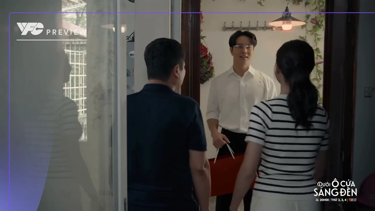 Dưới ô cửa sáng đèn - Tập 26: Cả xóm trầm trồ trước Sơn, Sinh càng tự ti - Hình 1