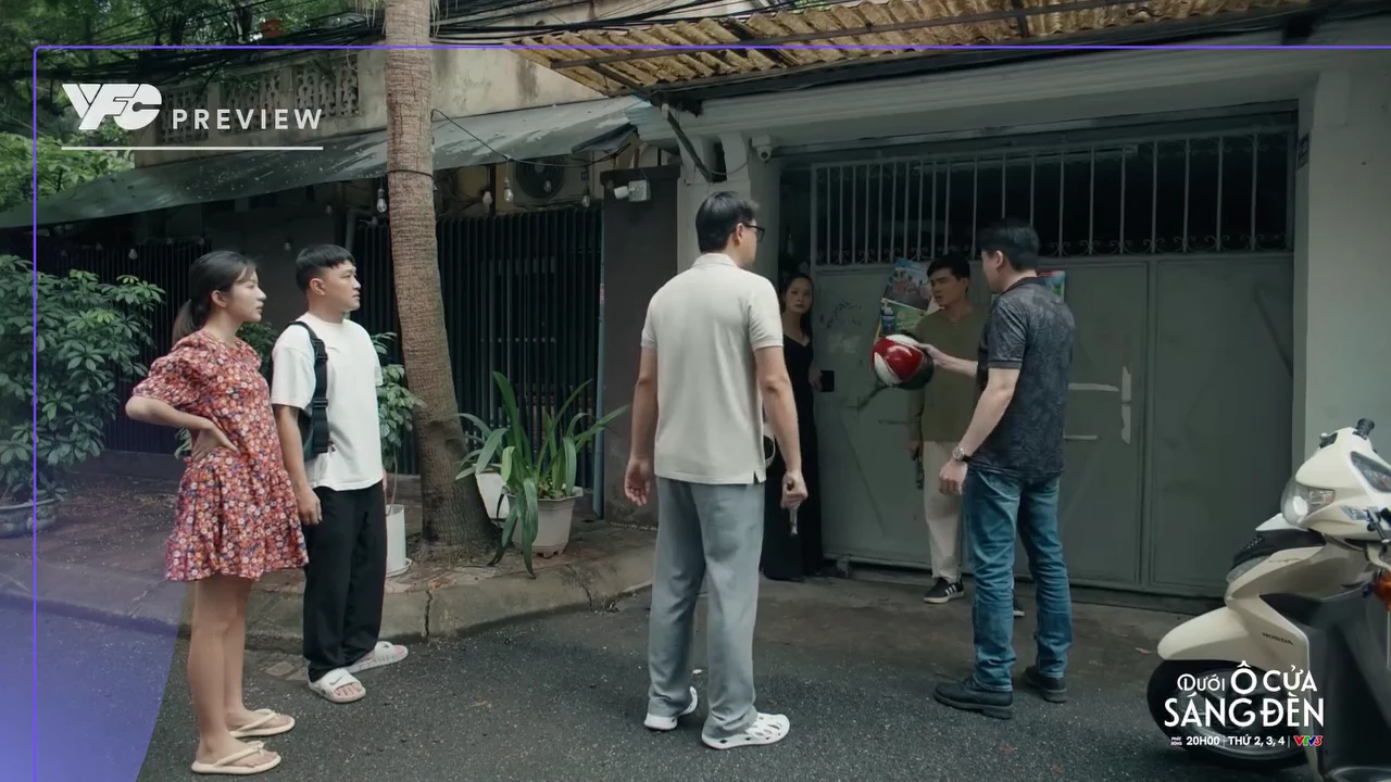 Dưới ô cửa sáng đèn - Tập 26: Cả xóm trầm trồ trước Sơn, Sinh càng tự ti - Hình 3