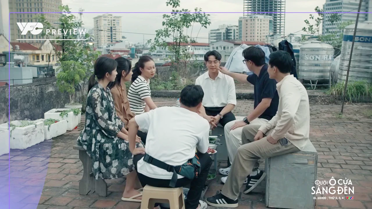 Dưới ô cửa sáng đèn - Tập 26: Cả xóm trầm trồ trước Sơn, Sinh càng tự ti - Hình 2
