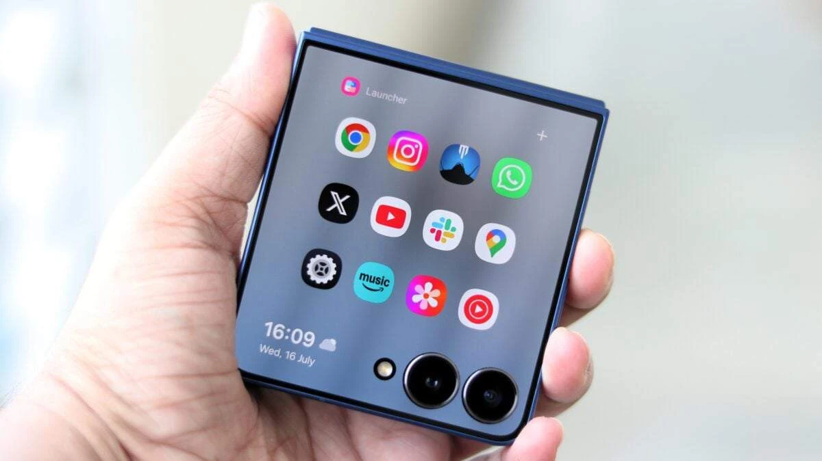 Galaxy Z Flip8 và bước ngoặt màn hình phụ: Samsung sẽ biến màn hình ngoài thành smartphone thu nhỏ? - Hình 1