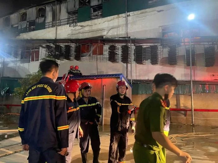 Gần 200 cán bộ, chiến sĩ xuyên đêm khống chế vụ cháy lớn - Hình 7