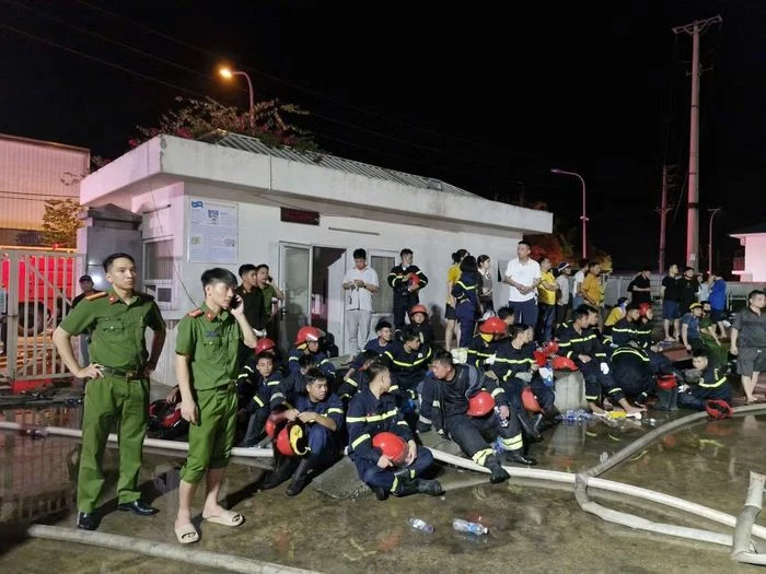 Gần 200 cán bộ, chiến sĩ xuyên đêm khống chế vụ cháy lớn - Hình 10
