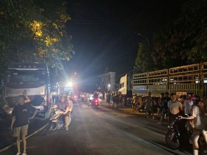 Gần 200 cán bộ, chiến sĩ xuyên đêm khống chế vụ cháy lớn - Hình 12