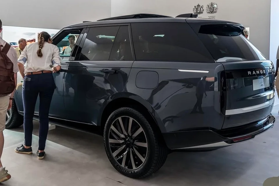 Lộ ảnh thực tế SUV thuần điện Range Rover Electric - Hình 4