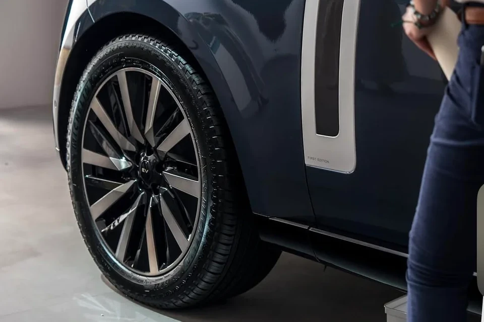 Lộ ảnh thực tế SUV thuần điện Range Rover Electric - Hình 3