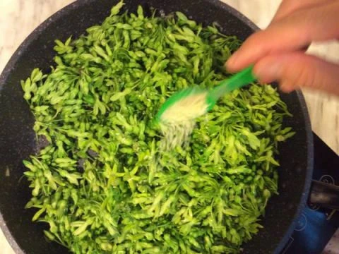 Loại rau này đang vào mùa rất rẻ, hãy mua và nấu các món ăn giúp giải nhiệt, bảo vệ gan, đồng thời trừ ẩm - Hình 4