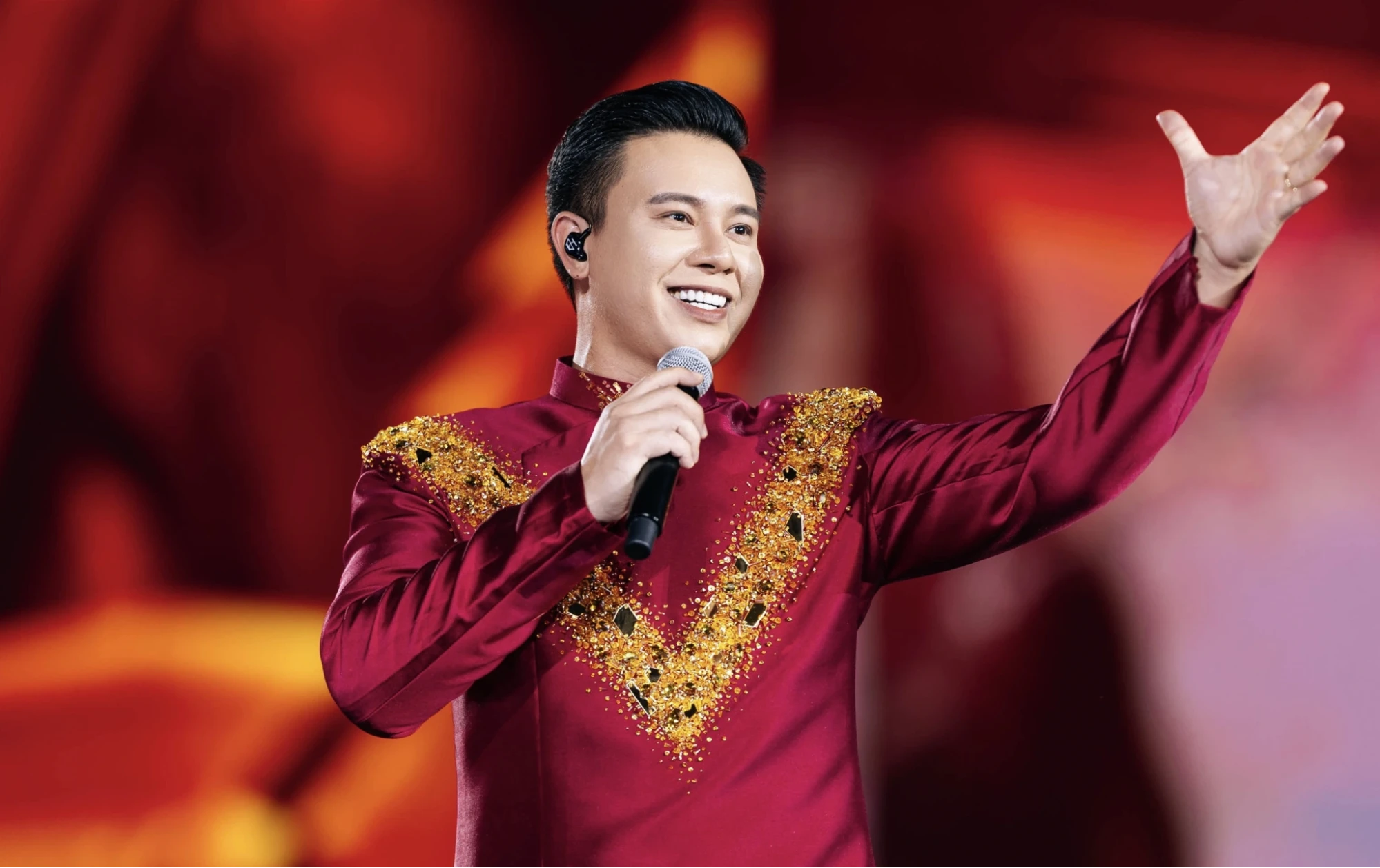 Nam ca sĩ 33 tuổi có giao diện cán bộ hot nhất hiện tại: Đi hát gặp chủ nợ, bị tấn công vì số tiền tỷ của mẹ - Hình 5