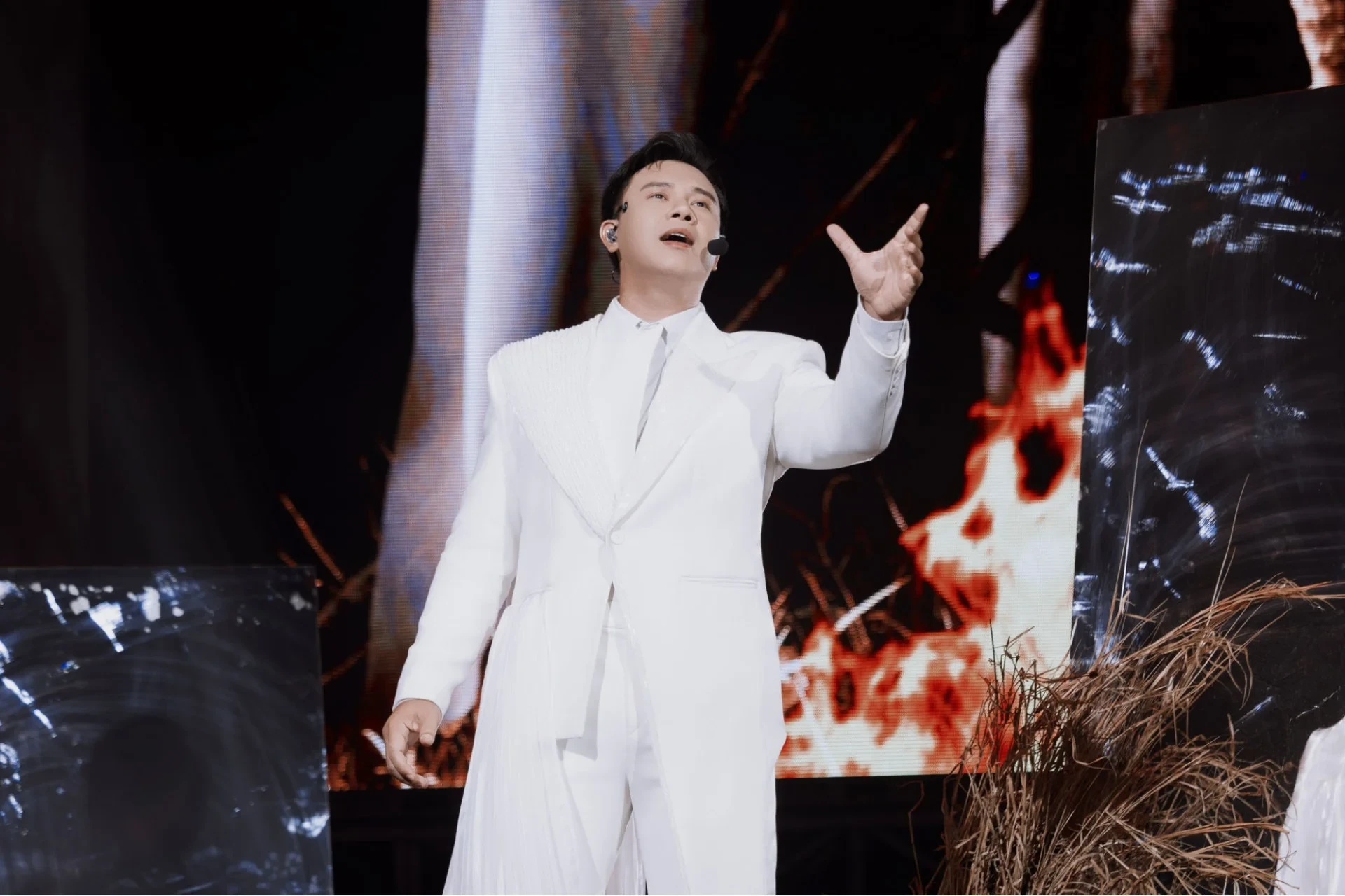 Nam ca sĩ 33 tuổi có giao diện cán bộ hot nhất hiện tại: Đi hát gặp chủ nợ, bị tấn công vì số tiền tỷ của mẹ - Hình 1