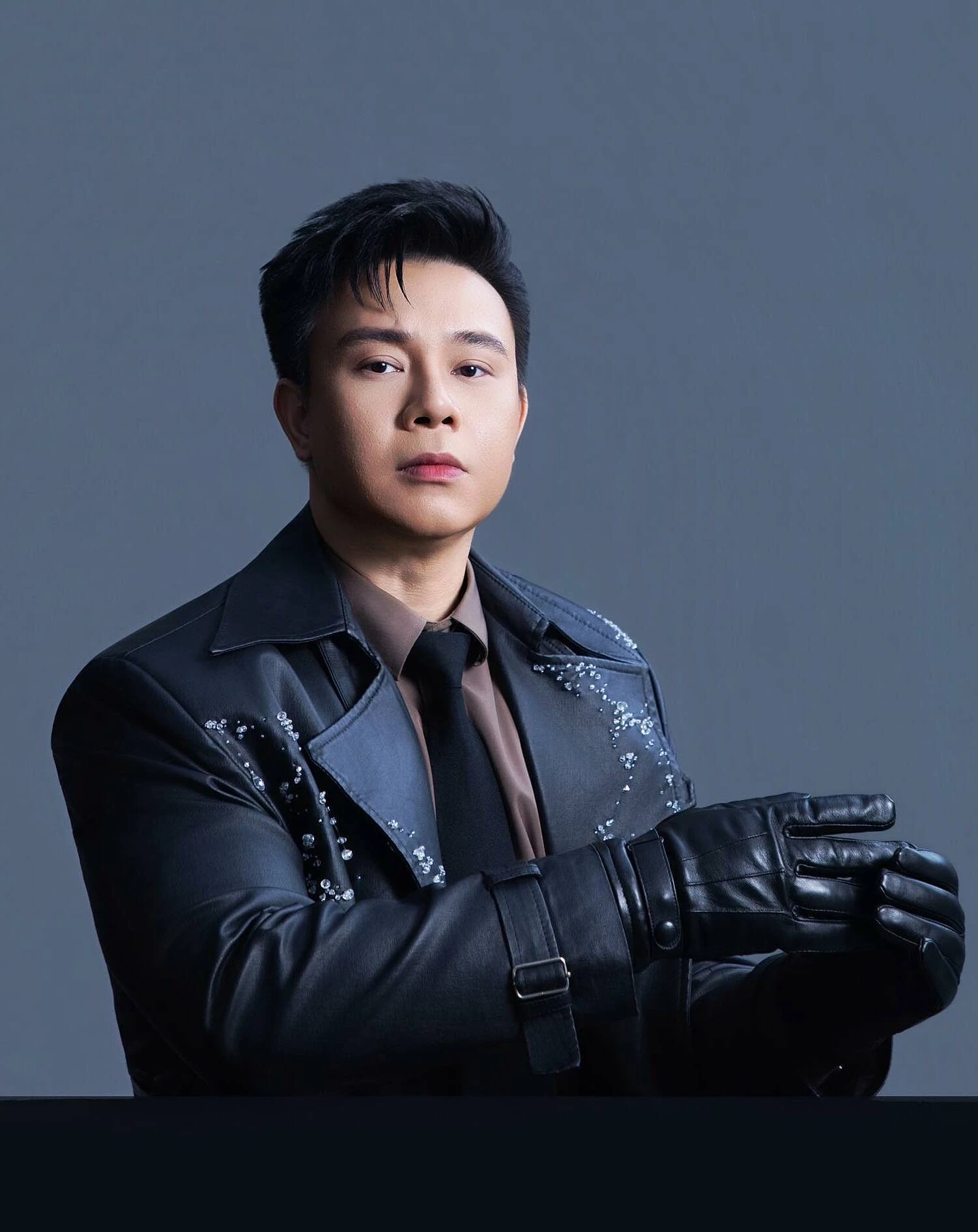 Nam ca sĩ 33 tuổi có giao diện cán bộ hot nhất hiện tại: Đi hát gặp chủ nợ, bị tấn công vì số tiền tỷ của mẹ - Hình 7
