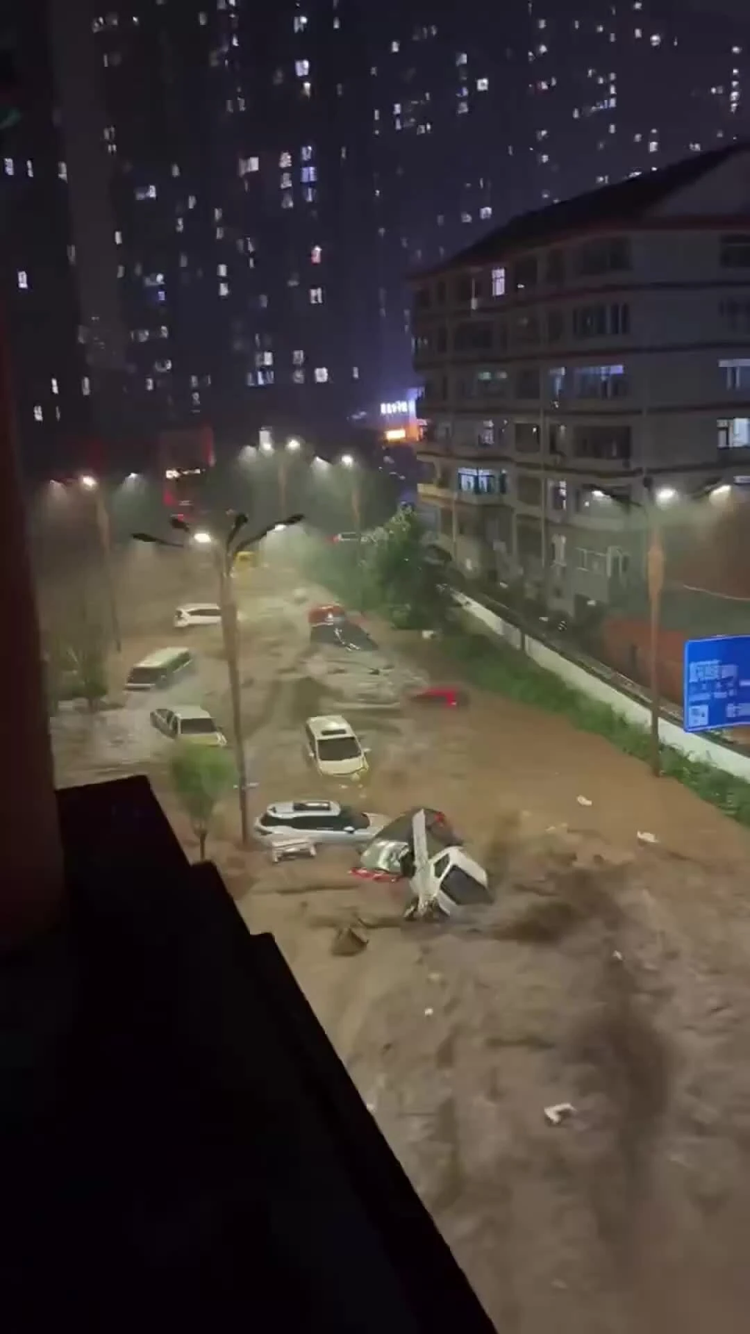 Người Trung Quốc bơi lội, lướt ván trên đường phố ngập lũ - Hình 1