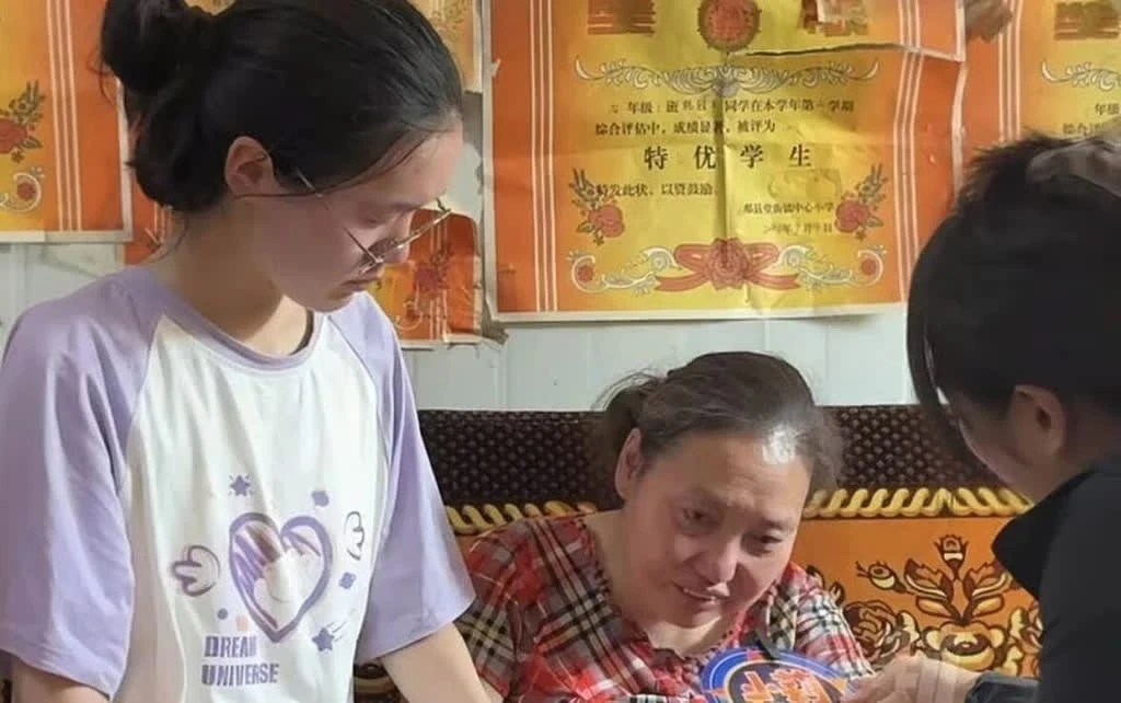 Nữ sinh đứng đầu kỳ thi đại học ở Trung Quốc - Hình 2