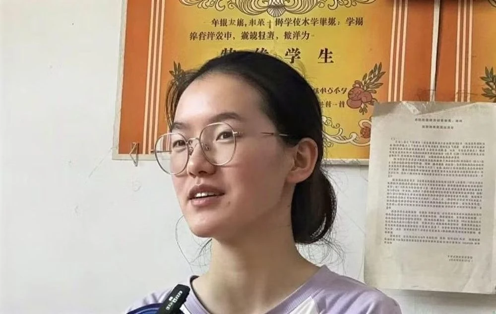 Nữ sinh đứng đầu kỳ thi đại học ở Trung Quốc - Hình 1