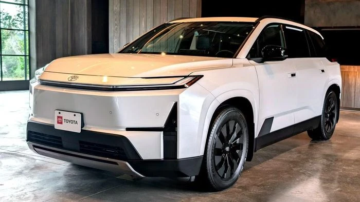 SUV điện 7 chỗ của Toyota lỡ hẹn ra mắt - Hình 1