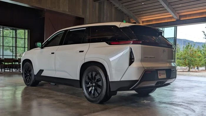 SUV điện 7 chỗ của Toyota lỡ hẹn ra mắt - Hình 2