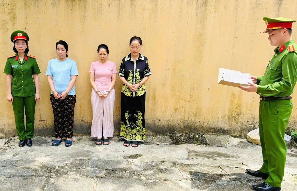 Thêm ba chủ tiệm vàng lớn ở TP HCM liên quan nhóm buôn lậu 30.000 viên kim cương - Hình 1
