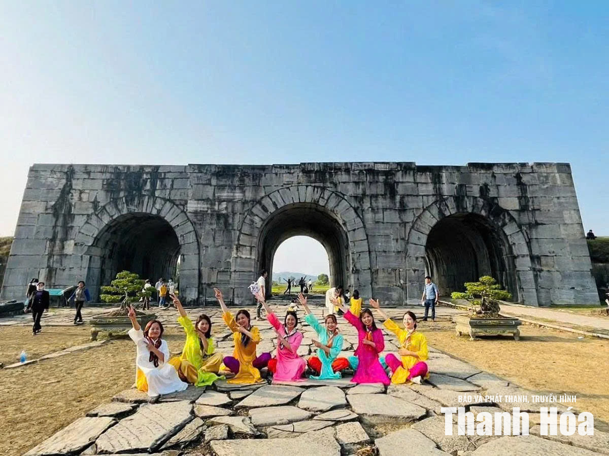 Trải nghiệm nhiều sản phẩm du lịch hấp dẫn tại Thành Nhà Hồ - Hình 1