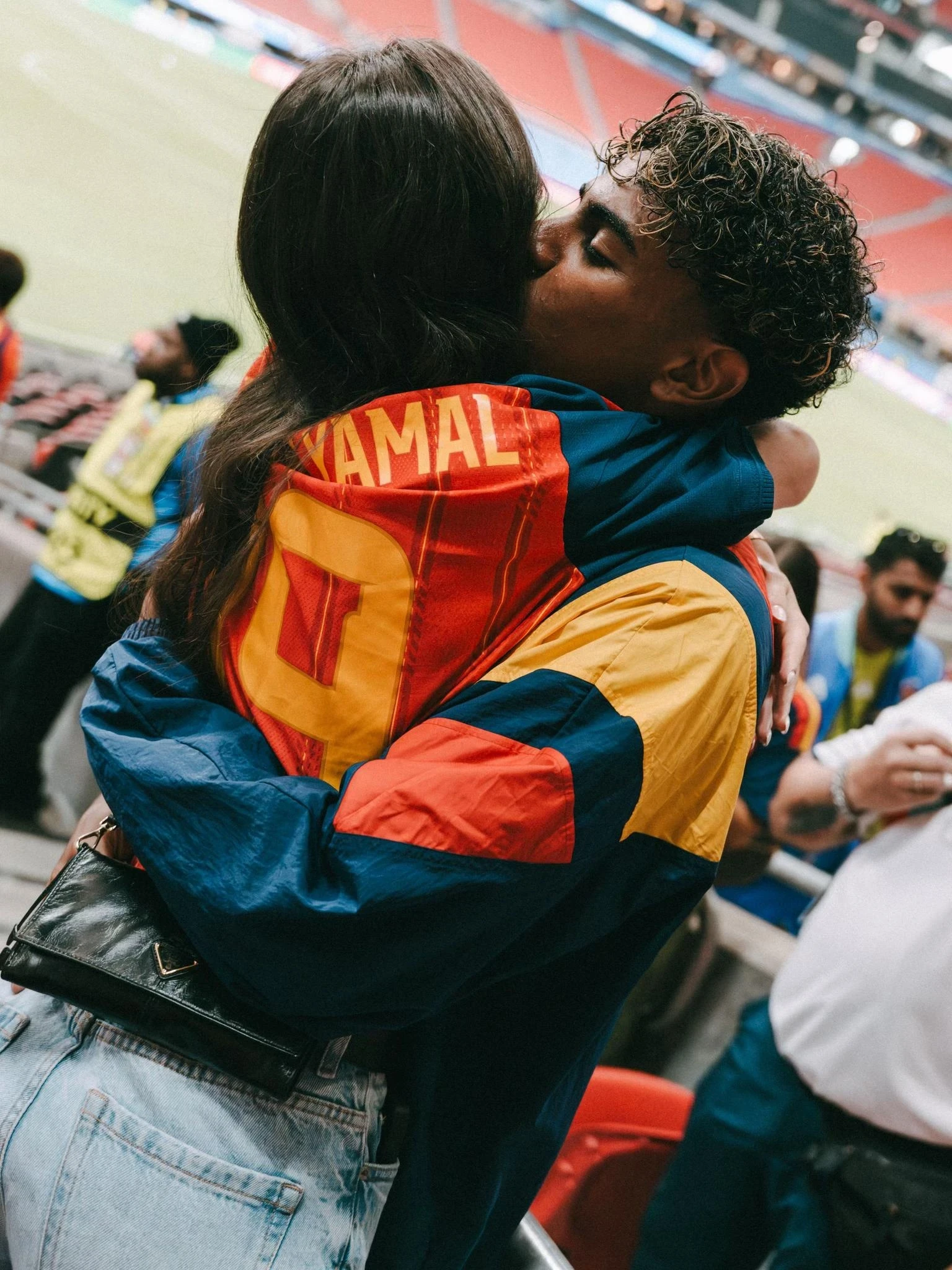 Bạn gái sexy của Lamine Yamal khoe vòng eo con kiến, ăn mừng phấn khích khi Tây Ban Nha vào chung kết World Cup 2026 - Hình 2