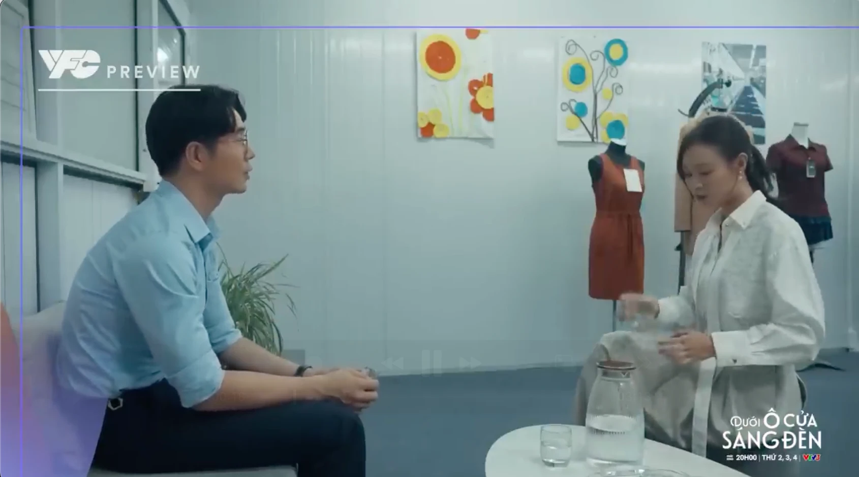 Dưới ô cửa sáng đèn - Tập 27: Sơn liên tục thả thính Diệu, Sinh bỏ ghế giám đốc đi làm bảo vệ - Hình 1