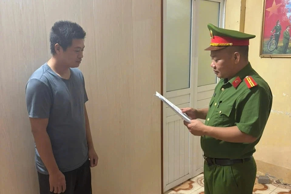 Khởi tố đối tượng uống rượu, đập phá, gây rối tại trụ sở UBND xã - Hình 1