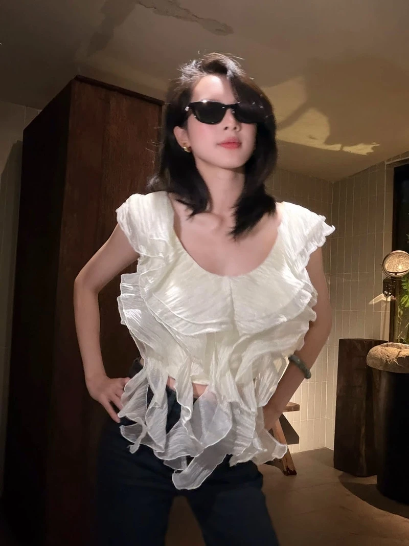 Ngọc hoàng Quốc Khánh bất ngờ lộ diện, Mai Phương Thúy mảnh mai với áo 2 dây - Hình 2