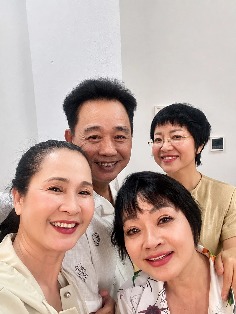 Ngọc hoàng Quốc Khánh bất ngờ lộ diện, Mai Phương Thúy mảnh mai với áo 2 dây - Hình 1