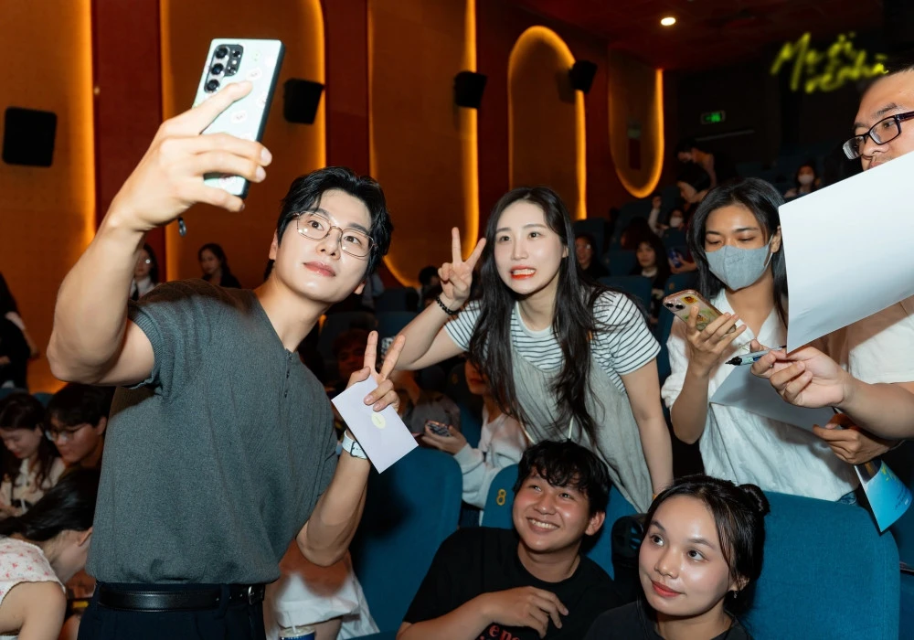 Tài tử Hậu duệ mặt trời phong độ, tiết lộ nỗi lo lắng ở tuổi 37 - Hình 3