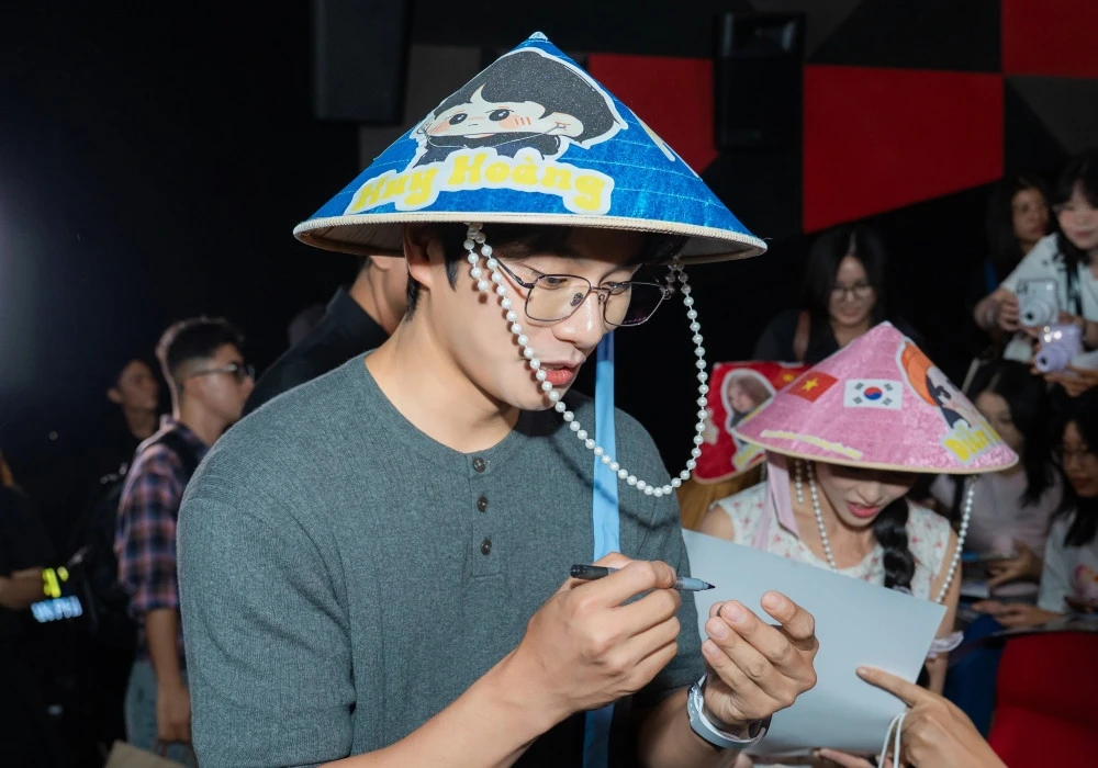 Tài tử Hậu duệ mặt trời phong độ, tiết lộ nỗi lo lắng ở tuổi 37 - Hình 2