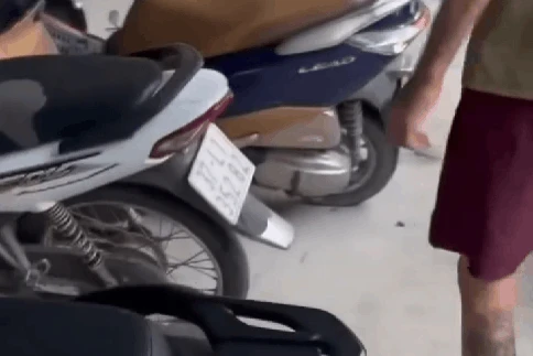 Xác minh video người đàn ông lái ô tô đâm nhiều xe máy - Hình 1