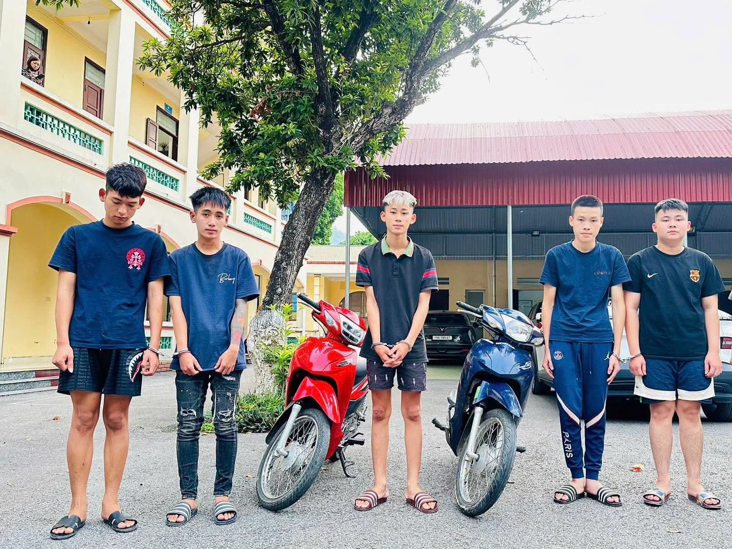 5 thanh niên dùng kiếm tấn công cảnh sát, lẩn trốn ở Hà Nội - Hình 1