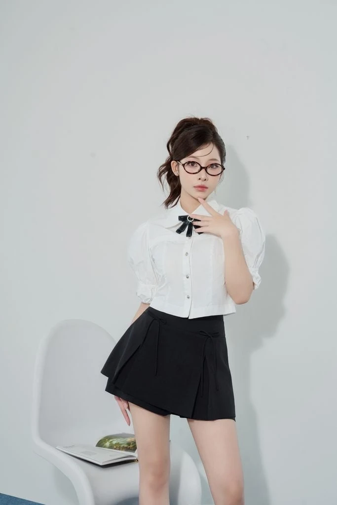 Mặc sơ mi trắng đính nơ, tưởng không khó nhưng khó không tưởng - Hình 2