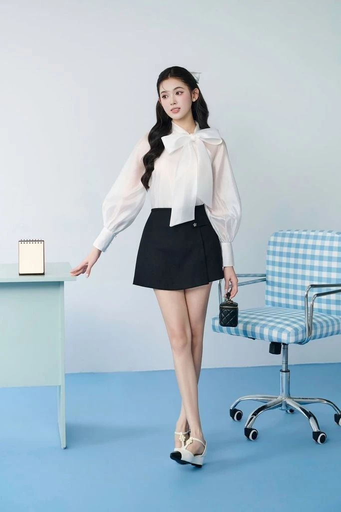 Mặc sơ mi trắng đính nơ, tưởng không khó nhưng khó không tưởng - Hình 1