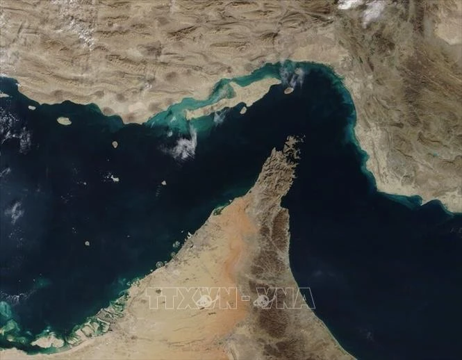 Mỹ và Iran chạy đua kiểm soát eo biển Hormuz, giá dầu tiếp tục biến động - Hình 1