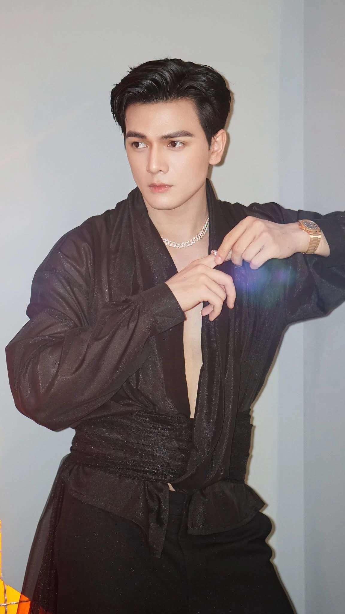 Nam thần trăm tỷ Việt bỏ nghề VĐV vào showbiz: Sống đời đại gia, vừa cất giọng hát gây chấn động - Hình 9