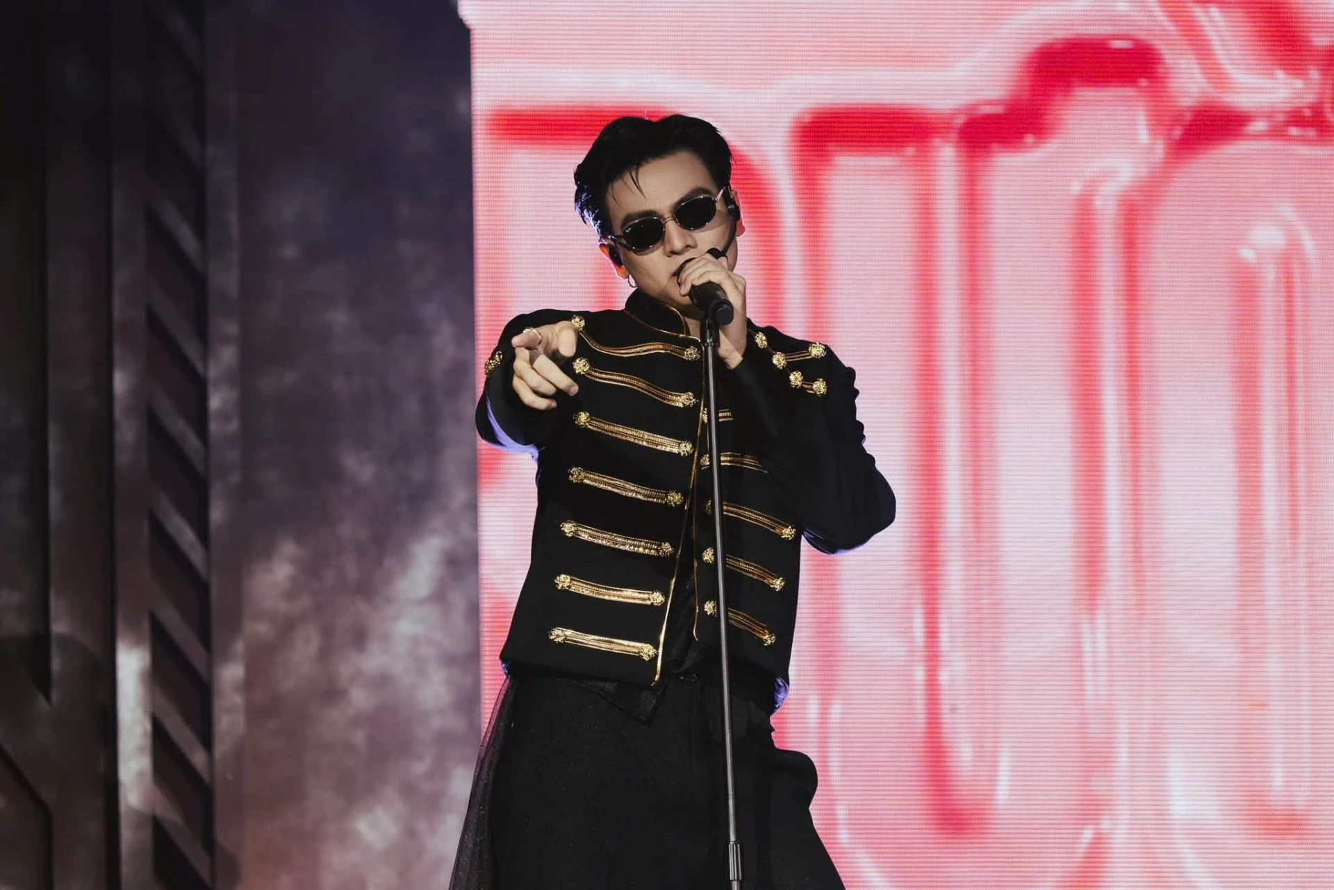 Nam thần trăm tỷ Việt bỏ nghề VĐV vào showbiz: Sống đời đại gia, vừa cất giọng hát gây chấn động - Hình 2
