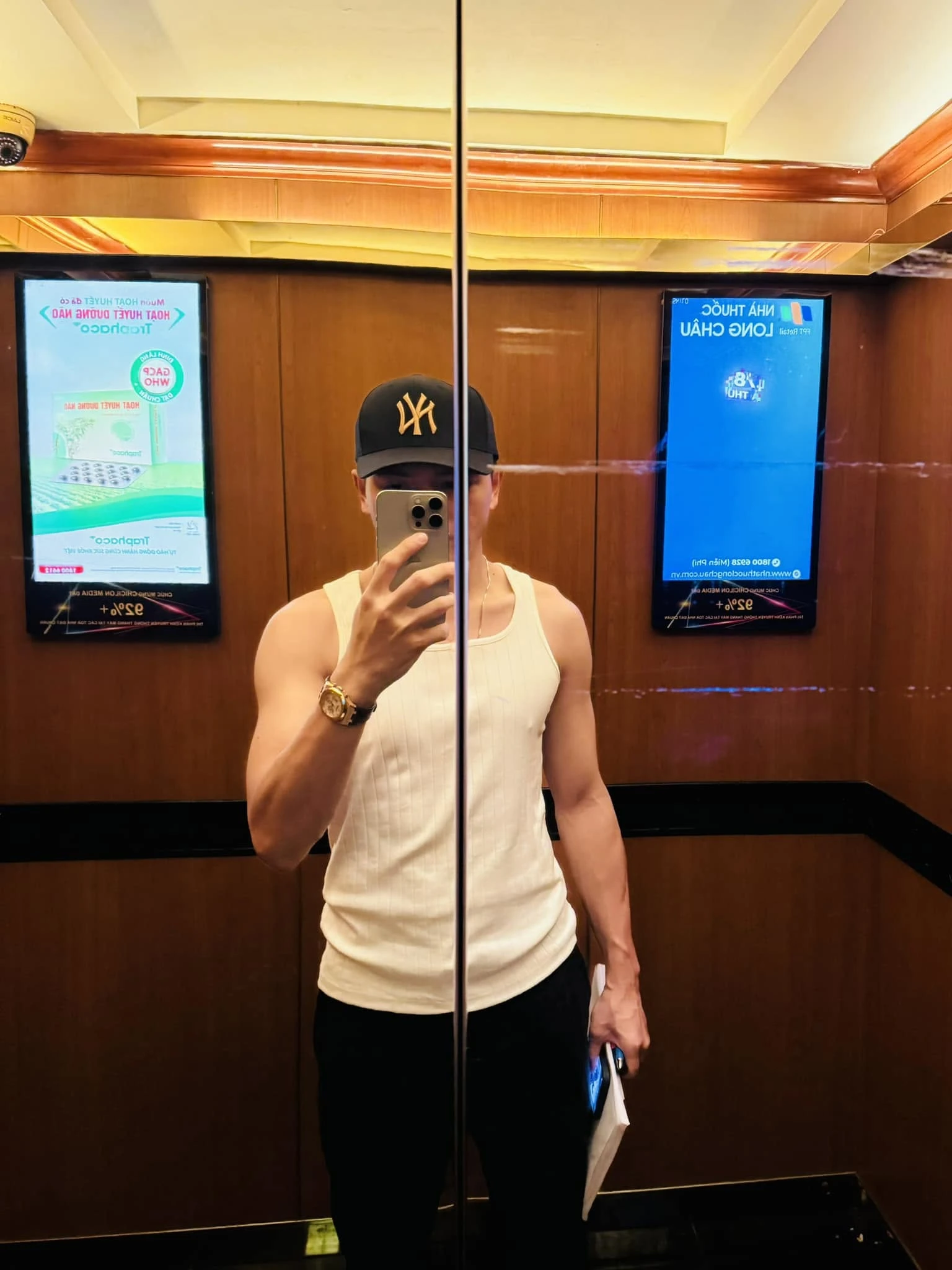 Nam thần trăm tỷ Việt bỏ nghề VĐV vào showbiz: Sống đời đại gia, vừa cất giọng hát gây chấn động - Hình 4