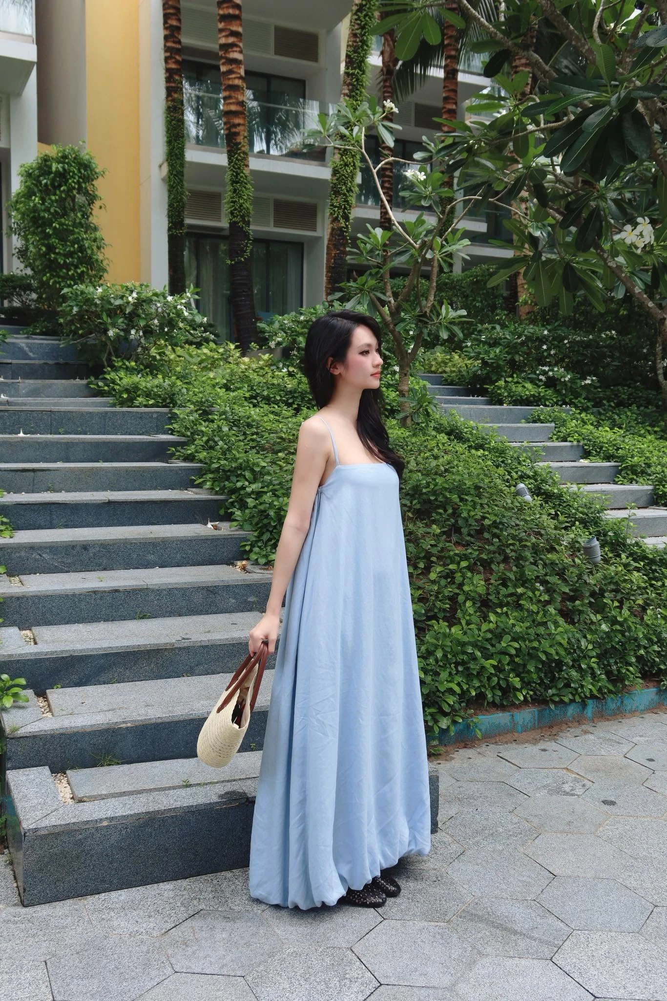 Vũ Thúy Quỳnh mặc váy rộng vẫn không giấu nổi vòng 2 lùm lùm - Hình 5
