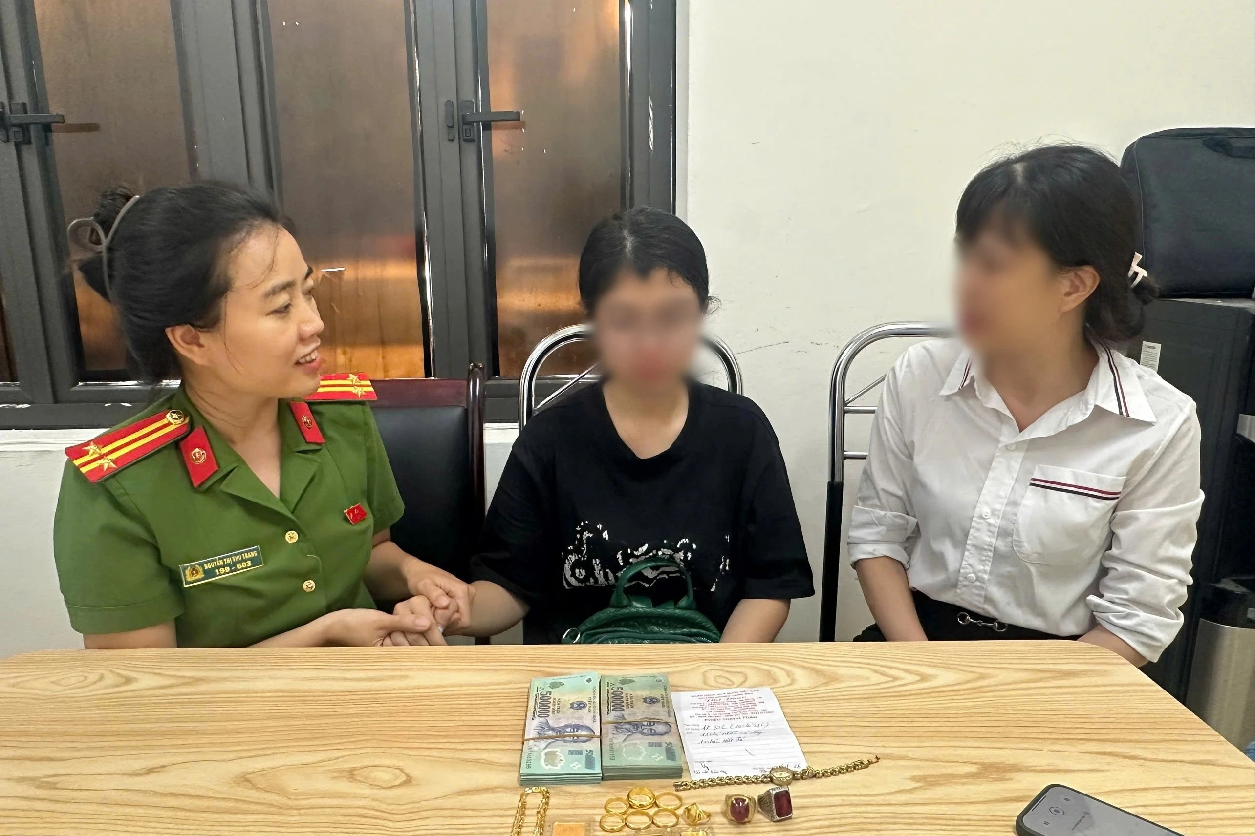 Nữ sinh phá két sắt của bố mẹ, lấy hết tiền vàng đi chứng minh trong sạch - Hình 1