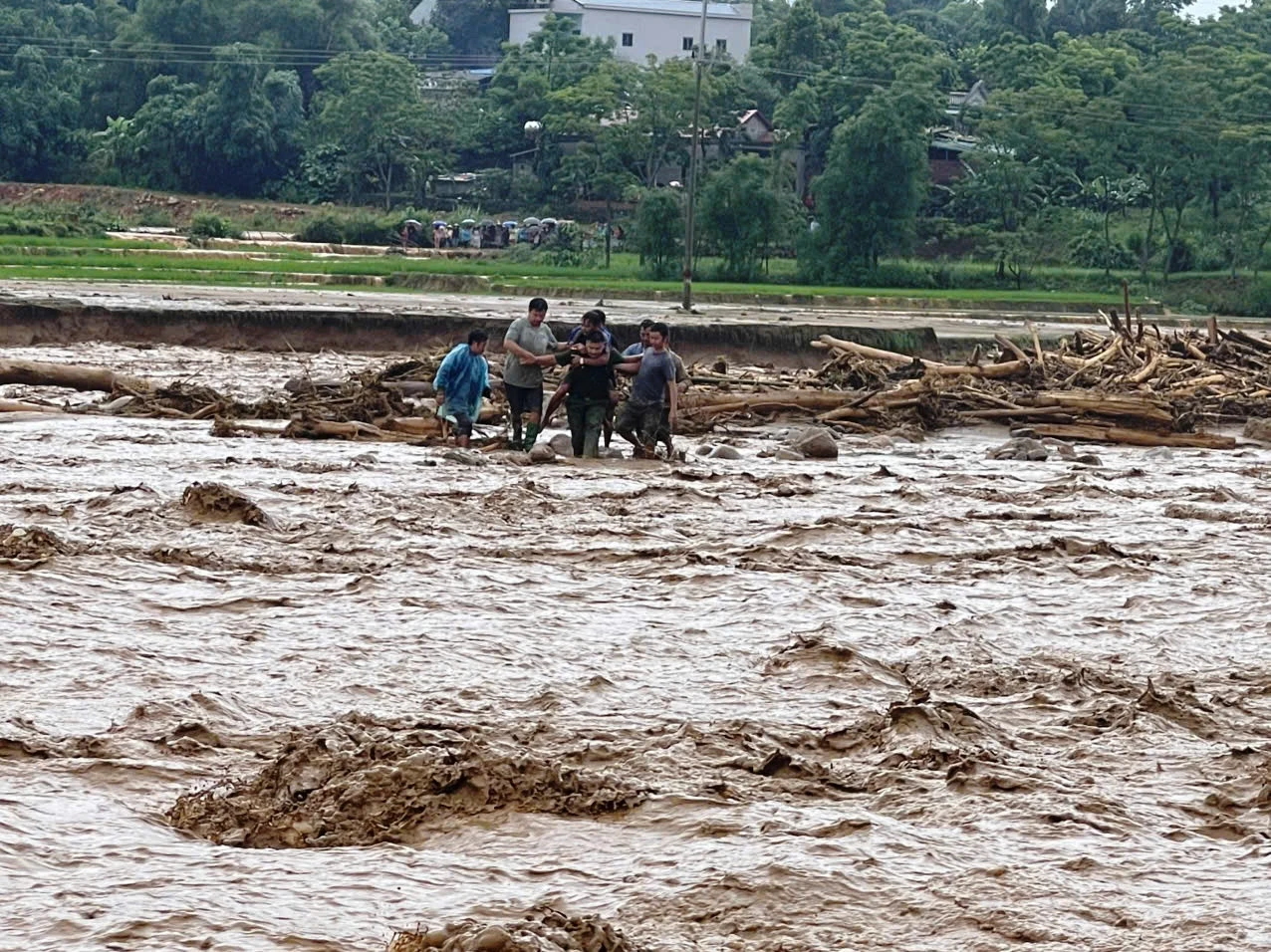 Thiếu tá công an kể phút nắm tay nhau thành sợi dây người, cứu 2 người giữa lũ xiết - Hình 1