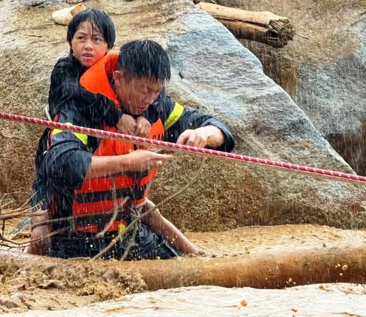 Thiếu tá công an kể phút nắm tay nhau thành sợi dây người, cứu 2 người giữa lũ xiết - Hình 4