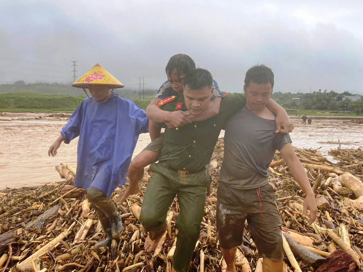 Thiếu tá công an kể phút nắm tay nhau thành sợi dây người, cứu 2 người giữa lũ xiết - Hình 2