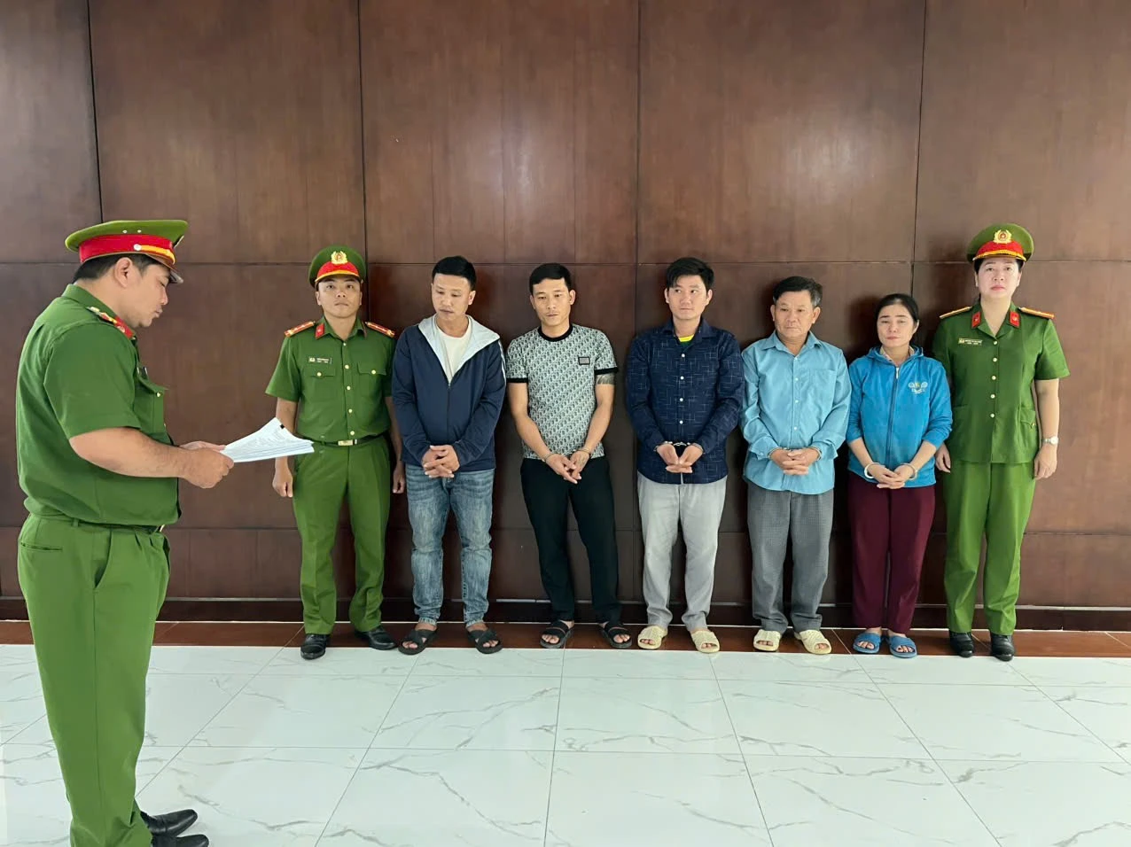 Triệt phá đường dây bột ngọt, hạt nêm giả suýt lọt vào hàng chục nghìn mâm cơm - Hình 4