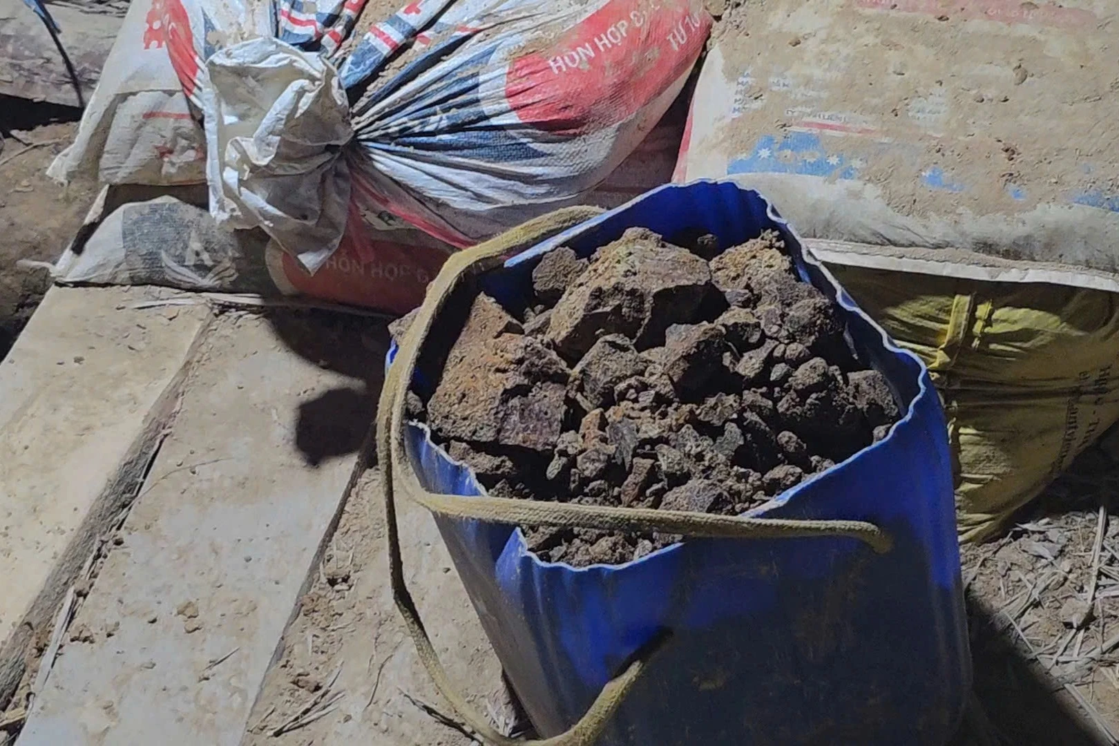 Từ tin báo của phóng viên, công an bắt quả tang vàng tặc - Hình 3